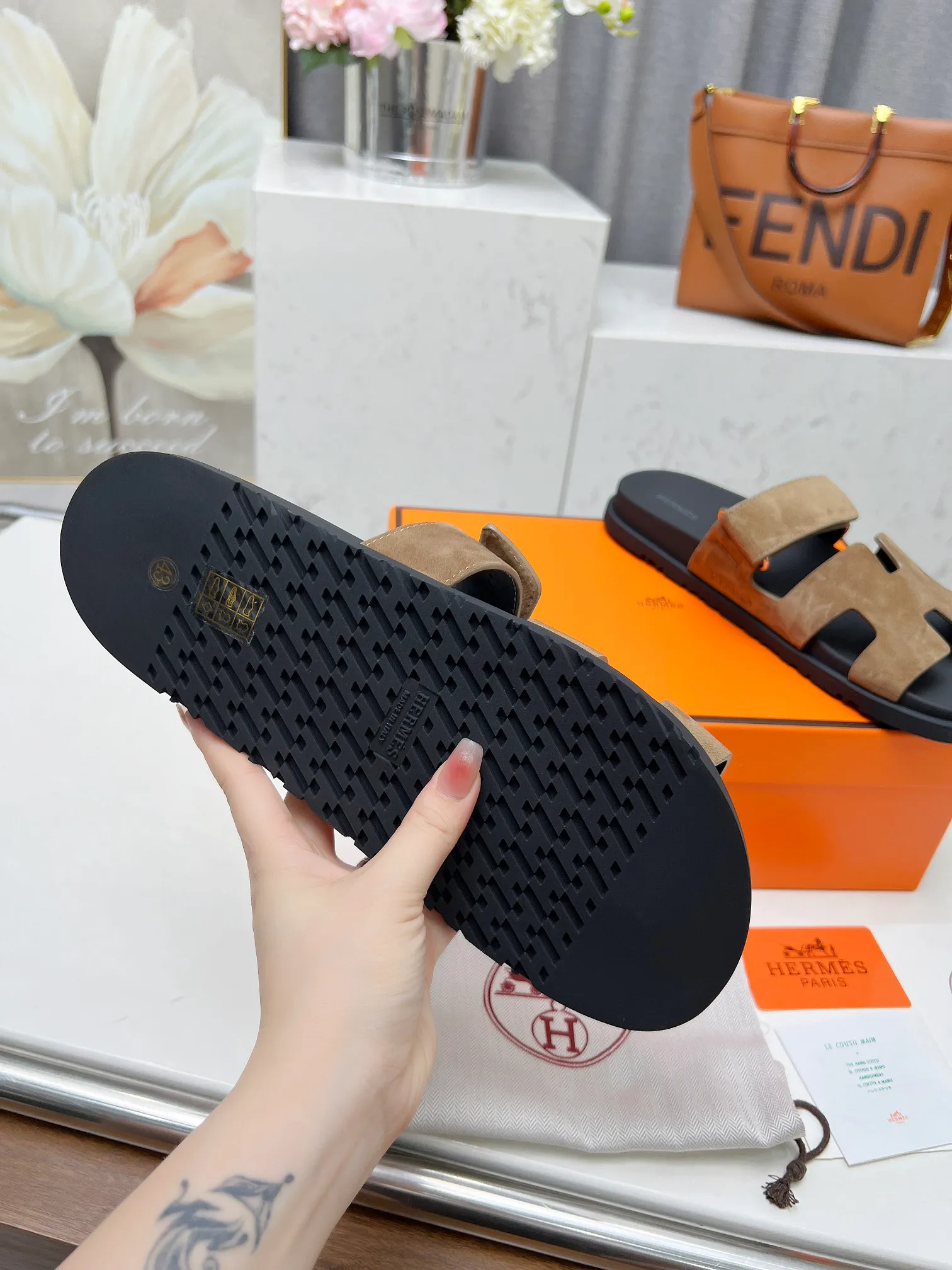 👟👟Ex-factory price 480👟👟 Hermes Hermes chypre second uncle shoes H-shaped Velcro flat sandals and slippers! (Top version) Upper: First layer of silk cowhide/palm pattern cowhide/goat leather, foot pads mixed sheepskin, original molded outsole Female size: 35-43 Male size: 39-46 (Female size 40 41 42 43 Men’s size 45 46 can be customized and not returned)